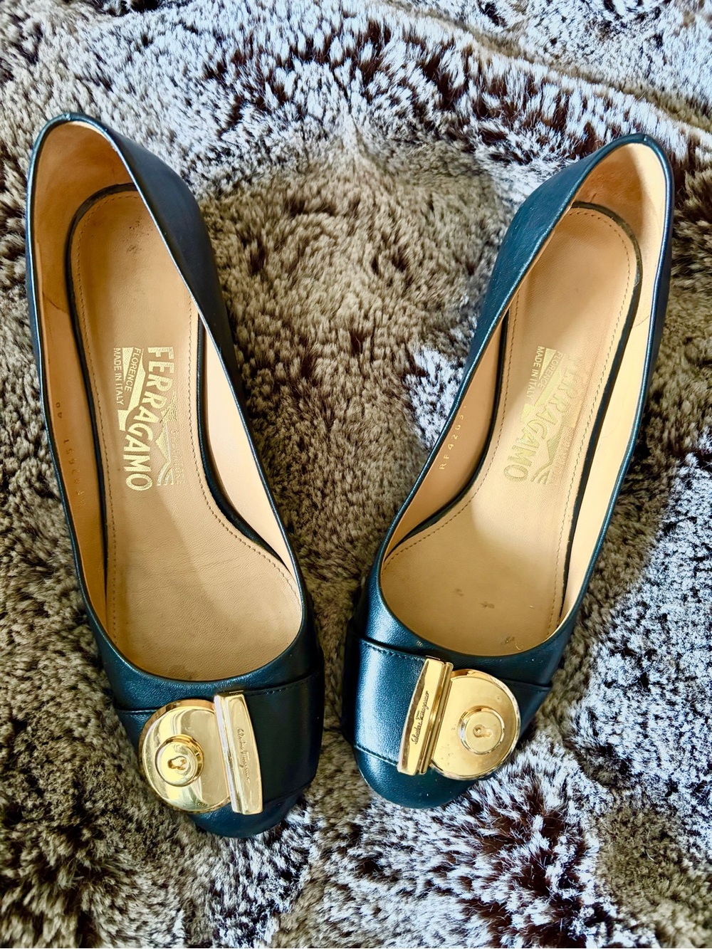 🖤💛 Stunning Black Salvatore Ferragamo Leather heel with Gold Buckle Accent EUC